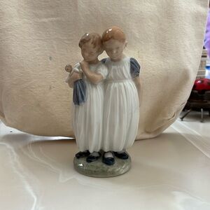 Royal Copenhagen figurine, 2 Girls with Doll in perfect condition